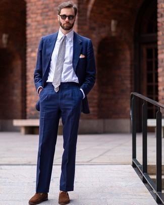 Graue Krawatte kombinieren – 500+ Herren Outfits: Kombinieren Sie einen dunkelblauen Anzug mit einer grauen Krawatte für einen stilvollen, eleganten Look. Fühlen Sie sich ideenreich? Entscheiden Sie sich für braunen Wildleder Slipper.