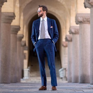 Graue Krawatte kombinieren – 500+ Herren Outfits: Kombinieren Sie einen dunkelblauen Anzug mit einer grauen Krawatte für eine klassischen und verfeinerte Silhouette. Fühlen Sie sich ideenreich? Komplettieren Sie Ihr Outfit mit braunen Wildleder Slippern.
