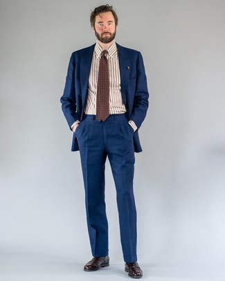 Braune Krawatte kombinieren – 500+ Sommer Herren Outfits: Kombinieren Sie einen dunkelblauen Anzug mit einer braunen Krawatte für eine klassischen und verfeinerte Silhouette. Wenn Sie nicht durch und durch formal auftreten möchten, komplettieren Sie Ihr Outfit mit dunkelbraunen Leder Slippern. Ein Look wie dieser ist für den Sommer Ihrer bester Freund.
