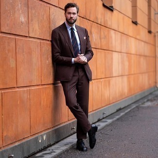 Welche Slipper mit braunen Anzuges zu tragen – 387 Herren Outfits: Tragen Sie einen braunen Anzug und ein weißes und blaues vertikal gestreiftes Businesshemd, um vor Klasse und Perfektion zu strotzen. Slipper sind eine gute Wahl, um dieses Outfit zu vervollständigen.