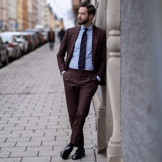 Welche Slipper mit dunkelbraunen Anzuges zu tragen – 336 Elegante Herren Outfits: Etwas Einfaches wie die Wahl von einem dunkelbraunen Anzug und einem hellblauen vertikal gestreiften Businesshemd kann Sie von der Menge abheben. Slipper sind eine kluge Wahl, um dieses Outfit zu vervollständigen.