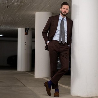 Graue Krawatte kombinieren – 500+ Herren Outfits: Kombinieren Sie einen dunkelbraunen Anzug mit einer grauen Krawatte, um vor Klasse und Perfektion zu strotzen. Wenn Sie nicht durch und durch formal auftreten möchten, entscheiden Sie sich für dunkelbraunen Wildleder Slipper.