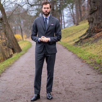 Wie hellblaues Businesshemd mit grauen Anzuges zu kombinieren – 261 Herren Outfits: Entscheiden Sie sich für einen grauen Anzug und ein hellblaues Businesshemd für eine klassischen und verfeinerte Silhouette. Fühlen Sie sich mutig? Entscheiden Sie sich für schwarzen Leder Slipper.