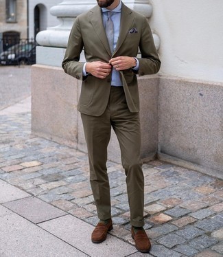 30 Jährige: Dunkelrotes Einstecktuch kombinieren – 255 Elegante Sommer Herren Outfits: Kombinieren Sie einen olivgrünen Anzug mit einem dunkelroten Einstecktuch für ein bequemes Outfit, das außerdem gut zusammen passt. Fühlen Sie sich mutig? Komplettieren Sie Ihr Outfit mit braunen Wildleder Slippern. So ist das Outfit total sommertauglich.