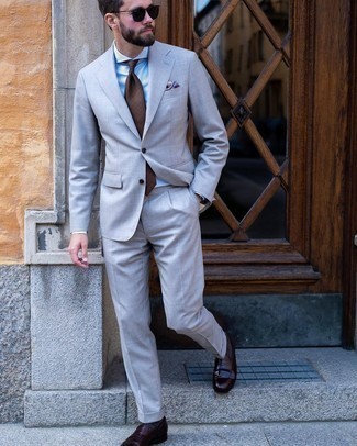 Wie grauen Anzug mit brauner Leder Slipper zu kombinieren – 134 Herren Outfits: Geben Sie den bestmöglichen Look ab in einem grauen Anzug und einem weißen und blauen vertikal gestreiften Businesshemd. Braune Leder Slipper sind eine großartige Wahl, um dieses Outfit zu vervollständigen.