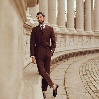 30 Jährige: Silberne Uhr kombinieren – 500+ Elegante Herren Outfits: Entscheiden Sie sich für einen braunen Anzug und eine silberne Uhr für ein bequemes Outfit, das außerdem gut zusammen passt. Heben Sie dieses Ensemble mit dunkelbraunen Leder Slippern hervor.
