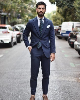 30 Jährige: Braune Leder Slipper kombinieren – 500+ Herren Outfits: Vereinigen Sie einen dunkelblauen Anzug mit einem weißen Businesshemd für einen stilvollen, eleganten Look. Wählen Sie die legere Option mit braunen Leder Slippern.