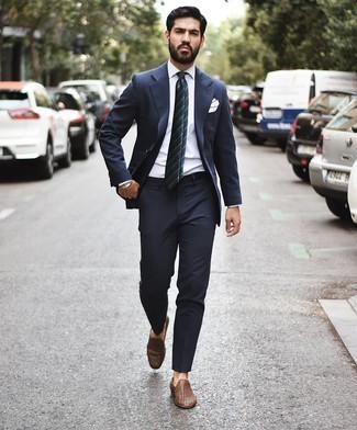 30 Jährige: Braune Slipper kombinieren – 500+ Elegante Sommer Herren Outfits: Entscheiden Sie sich für einen dunkelblauen Anzug und ein weißes Businesshemd für einen stilvollen, eleganten Look. Fühlen Sie sich ideenreich? Vervollständigen Sie Ihr Outfit mit braunen Slippern. Schon ergibt sich ein schönes Sommer-Outfit.