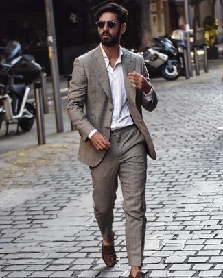 30 Jährige: Braune geflochtene Leder Slipper kombinieren – 125 Herren Outfits: Kombinieren Sie einen braunen Anzug mit Karomuster mit einem weißen Businesshemd für einen stilvollen, eleganten Look. Braune geflochtene Leder Slipper sind eine gute Wahl, um dieses Outfit zu vervollständigen.