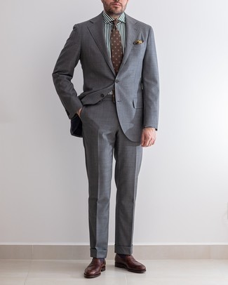 Dunkelbraune gepunktete Krawatte kombinieren – 189 Herren Outfits: Entscheiden Sie sich für einen grauen Anzug und eine dunkelbraune gepunktete Krawatte, um vor Klasse und Perfektion zu strotzen. Fühlen Sie sich mutig? Ergänzen Sie Ihr Outfit mit dunkelbraunen Leder Slippern.