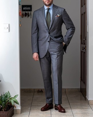 Dunkelgrüne gepunktete Krawatte kombinieren – 53 Elegante Herren Outfits: Geben Sie den bestmöglichen Look ab in einem grauen Anzug und einer dunkelgrünen gepunkteten Krawatte. Machen Sie diese Aufmachung leger mit dunkelbraunen Leder Slippern.