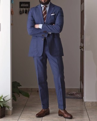 Braune Leder Slipper kombinieren – 1200+ Herren Outfits: Kombinieren Sie einen dunkelblauen Anzug mit Schottenmuster mit einem grauen vertikal gestreiften Businesshemd für eine klassischen und verfeinerte Silhouette. Braune Leder Slipper sind eine ideale Wahl, um dieses Outfit zu vervollständigen.
