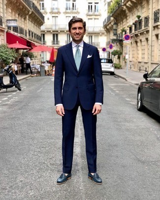 30 Jährige: Welche Anzüge mit dunkelblauer Slipper zu tragen – 103 Elegante Herren Outfits: Kombinieren Sie einen Anzug mit einem weißen Businesshemd für eine klassischen und verfeinerte Silhouette. Fühlen Sie sich mutig? Entscheiden Sie sich für dunkelblauen Slipper.