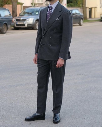 Dunkelblaue bedruckte Krawatte kombinieren – 482 Herren Outfits: Entscheiden Sie sich für einen dunkelgrauen Wollanzug und eine dunkelblaue bedruckte Krawatte für einen stilvollen, eleganten Look. Fühlen Sie sich ideenreich? Wählen Sie schwarzen Leder Slipper.