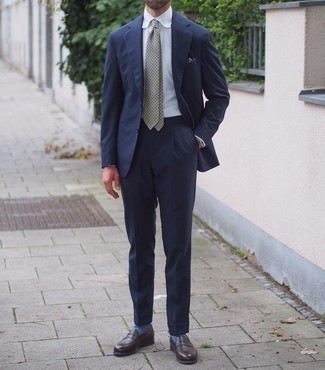 Dunkelbraune Slipper kombinieren – 500+ Elegante Herren Outfits: Vereinigen Sie einen dunkelblauen Anzug mit einem weißen Businesshemd für eine klassischen und verfeinerte Silhouette. Fühlen Sie sich ideenreich? Ergänzen Sie Ihr Outfit mit dunkelbraunen Slippern.