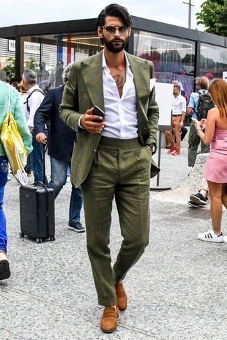 Rotbraune Wildleder Slipper kombinieren – 500+ Herren Outfits: Kombinieren Sie einen olivgrünen Anzug mit einem weißen Businesshemd für einen stilvollen, eleganten Look. Wählen Sie die legere Option mit rotbraunen Wildleder Slippern.