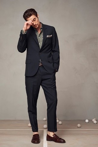 Dunkelbraune Leder Slipper mit Fransen kombinieren – 124 Herren Outfits: Kombinieren Sie einen schwarzen Anzug mit einem olivgrünen Businesshemd für einen stilvollen, eleganten Look. Machen Sie diese Aufmachung leger mit dunkelbraunen Leder Slippern mit Fransen.
