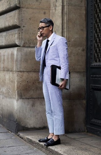 Schwarze Krawatte kombinieren – 500+ Herren Outfits: Erwägen Sie das Tragen von einem hellblauen vertikal gestreiften Anzug und einer schwarzen Krawatte für eine klassischen und verfeinerte Silhouette. Fühlen Sie sich ideenreich? Entscheiden Sie sich für schwarzen Leder Slipper.