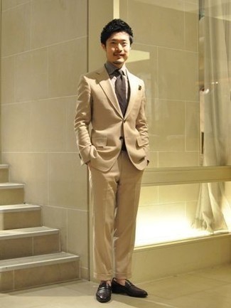 Beige Anzug kombinieren – 875+ Herren Outfits: Vereinigen Sie einen beige Anzug mit einem grauen Businesshemd für einen stilvollen, eleganten Look. Fühlen Sie sich mutig? Vervollständigen Sie Ihr Outfit mit dunkelbraunen Leder Slippern.