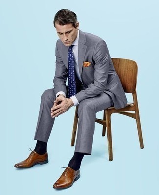 Dunkelblaue Krawatte mit Paisley-Muster kombinieren – 122 Herren Outfits warm Wetter: Erwägen Sie das Tragen von einem grauen Anzug und einer dunkelblauen Krawatte mit Paisley-Muster für einen stilvollen, eleganten Look. Fühlen Sie sich mutig? Entscheiden Sie sich für braunen Leder Slipper.
