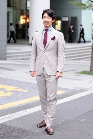 Dunkelrote Krawatte kombinieren – 500+ Herren Outfits: Entscheiden Sie sich für einen grauen Anzug und eine dunkelrote Krawatte für eine klassischen und verfeinerte Silhouette. Wenn Sie nicht durch und durch formal auftreten möchten, ergänzen Sie Ihr Outfit mit dunkelbraunen Leder Slippern.