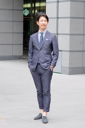 Blaue Krawatte mit Karomuster kombinieren – 49 Herren Outfits: Kombinieren Sie einen dunkelblauen Anzug mit einer blauen Krawatte mit Karomuster für einen stilvollen, eleganten Look. Machen Sie diese Aufmachung leger mit grauen Wildleder Slippern.
