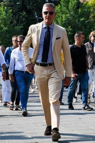 50 Jährige: Wie Slipper mit Anzuges zu kombinieren – 163 Herren Outfits: Erwägen Sie das Tragen von einem Anzug und einem weißen und dunkelblauen vertikal gestreiften Businesshemd für einen stilvollen, eleganten Look. Komplettieren Sie Ihr Outfit mit Slippern.