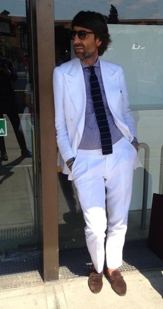 50 Jährige: Weißen Anzug kombinieren – 13 Herren Outfits: Kombinieren Sie einen weißen Anzug mit einem weißen und dunkelblauen Businesshemd mit Vichy-Muster für einen stilvollen, eleganten Look. Dunkelbraune Wildleder Slipper fügen sich nahtlos in einer Vielzahl von Outfits ein.