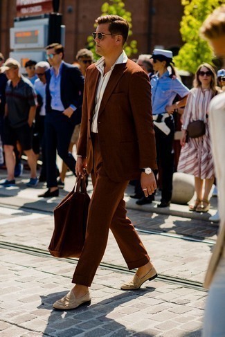Hellbeige Slipper kombinieren – 668+ Herren Outfits: Tragen Sie einen braunen Anzug und ein weißes und braunes vertikal gestreiftes Businesshemd für einen stilvollen, eleganten Look. Hellbeige Slipper sind eine kluge Wahl, um dieses Outfit zu vervollständigen.