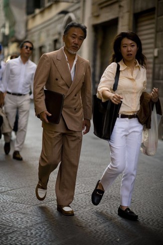 Beige Anzug kombinieren – 500+ Elegante Herren Outfits: Vereinigen Sie einen beige Anzug mit einem weißen Businesshemd für einen stilvollen, eleganten Look. Wählen Sie die legere Option mit weißen und braunen Leder Slippern.