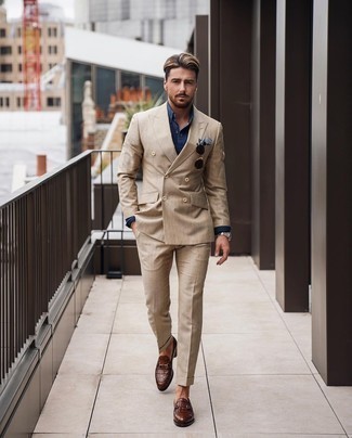 Wie blaues Chambray Businesshemd mit beige Anzuges zu kombinieren – 14 Elegante Herren Outfits: Vereinigen Sie einen beige Anzug mit einem blauen Chambray Businesshemd, um vor Klasse und Perfektion zu strotzen. Fühlen Sie sich mutig? Entscheiden Sie sich für dunkelbraunen Leder Slipper.