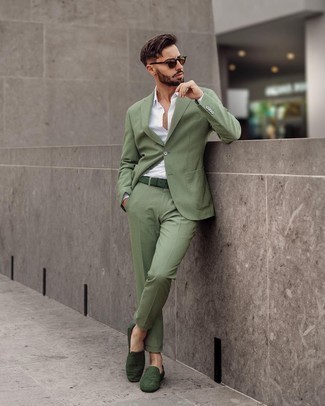 Dunkeltürkise Slipper kombinieren – 153 Herren Outfits warm Wetter: Vereinigen Sie einen mintgrünen Anzug mit einem weißen Businesshemd für einen stilvollen, eleganten Look. Wenn Sie nicht durch und durch formal auftreten möchten, entscheiden Sie sich für dunkeltürkisen Slipper.
