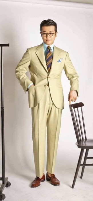 Violette Krawatte kombinieren – 412 Herren Outfits: Entscheiden Sie sich für einen klassischen Stil in einem hellbeige Anzug und einer violetten Krawatte. Fühlen Sie sich ideenreich? Wählen Sie braunen Leder Slipper.