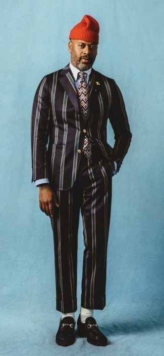 50 Jährige: Welche Slipper mit braunen Anzuges zu tragen – 16 Herren Outfits: Kombinieren Sie einen braunen Anzug mit einem weißen und blauen vertikal gestreiften Businesshemd, um vor Klasse und Perfektion zu strotzen. Slipper sind eine großartige Wahl, um dieses Outfit zu vervollständigen.