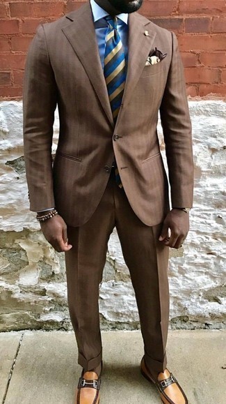 Mehrfarbige Krawatte kombinieren – 237 Herren Outfits: Kombinieren Sie einen braunen vertikal gestreiften Anzug mit einer mehrfarbigen Krawatte für eine klassischen und verfeinerte Silhouette. Wählen Sie die legere Option mit rotbraunen Leder Slippern.