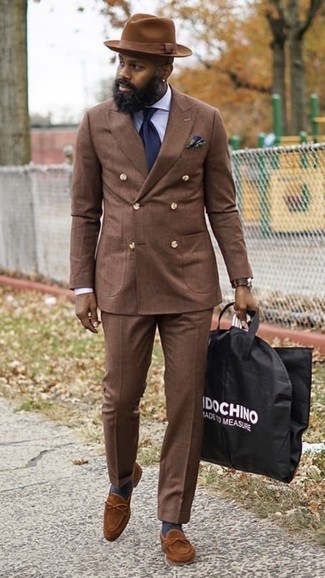 Braunen Anzug kombinieren – 972+ Herren Outfits: Kombinieren Sie einen braunen Anzug mit einem weißen Businesshemd, um vor Klasse und Perfektion zu strotzen. Fühlen Sie sich ideenreich? Entscheiden Sie sich für braunen Wildleder Slipper.