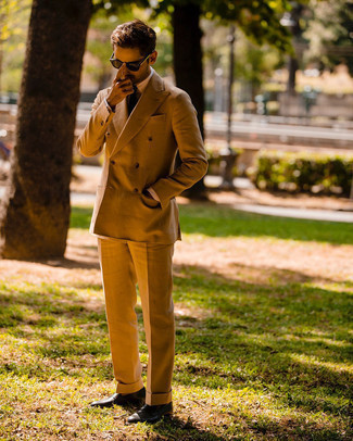 Beige vertikal gestreiftes Businesshemd kombinieren – 23 Herren Outfits: Kombinieren Sie ein beige vertikal gestreiftes Businesshemd mit einem rotbraunen Anzug für einen stilvollen, eleganten Look. Ergänzen Sie Ihr Look mit dunkelbraunen Leder Slippern.