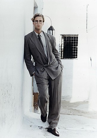 Wie schwarze Leder Slipper mit grauen Businesshemdes zu kombinieren – 40 Elegante Herren Outfits: Erwägen Sie das Tragen von einem grauen Businesshemd und einem dunkelgrauen Anzug für einen stilvollen, eleganten Look. Wenn Sie nicht durch und durch formal auftreten möchten, entscheiden Sie sich für schwarzen Leder Slipper.