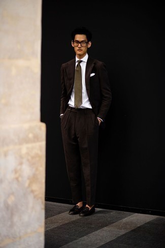 Braune Krawatte kombinieren – 500+ Sommer Herren Outfits: Kombinieren Sie einen dunkelbraunen Anzug mit einer braunen Krawatte für eine klassischen und verfeinerte Silhouette. Fühlen Sie sich mutig? Ergänzen Sie Ihr Outfit mit dunkelbraunen Leder Slippern. So ist der Look komplett sommertauglich.