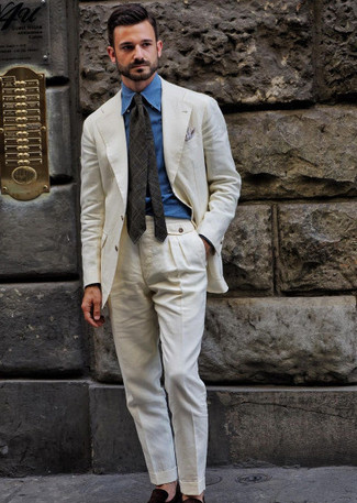Dunkelgraue Krawatte mit Schottenmuster kombinieren – 60 Herren Outfits: Erwägen Sie das Tragen von einem weißen Anzug und einer dunkelgrauen Krawatte mit Schottenmuster für eine klassischen und verfeinerte Silhouette. Wenn Sie nicht durch und durch formal auftreten möchten, ergänzen Sie Ihr Outfit mit dunkelbraunen Wildleder Slippern.