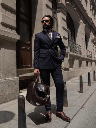30 Jährige: Braune Leder Reisetasche kombinieren – 44 Elegante Herren Outfits warm Wetter: Erwägen Sie das Tragen von einem dunkelblauen Anzug und einer braunen Leder Reisetasche für ein bequemes Outfit, das außerdem gut zusammen passt. Fühlen Sie sich mutig? Komplettieren Sie Ihr Outfit mit dunkelbraunen Leder Slippern mit Fransen.