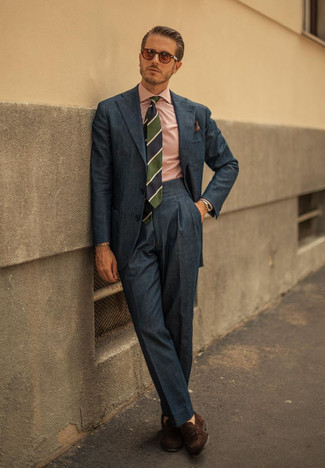 Wie dunkelblauen Anzug mit brauner Wildleder Slipper zu kombinieren – 79 Elegante Herren Outfits warm Wetter: Kombinieren Sie einen dunkelblauen Anzug mit einem weißen und roten vertikal gestreiften Businesshemd für einen stilvollen, eleganten Look. Vervollständigen Sie Ihr Look mit braunen Wildleder Slippern.