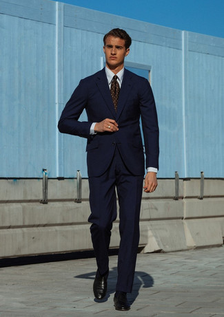 Dunkelbraune gepunktete Krawatte kombinieren – 99 Elegante Sommer Herren Outfits: Kombinieren Sie einen dunkelblauen Anzug mit einer dunkelbraunen gepunkteten Krawatte für einen stilvollen, eleganten Look. Schwarze Leder Slipper leihen Originalität zu einem klassischen Look. Dieser Look ist ideal für den Sommer geeignet.