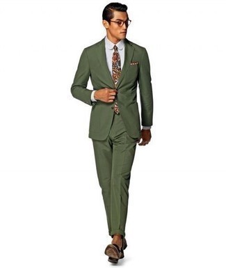 Wie weißes Businesshemd mit dunkelbrauner Leder Slipper zu kombinieren – 500+ Elegante Sommer Herren Outfits: Kombinieren Sie ein weißes Businesshemd mit einem olivgrünen Anzug für eine klassischen und verfeinerte Silhouette. Wenn Sie nicht durch und durch formal auftreten möchten, ergänzen Sie Ihr Outfit mit dunkelbraunen Leder Slippern. So ist das Outfit komplett sommertauglich.