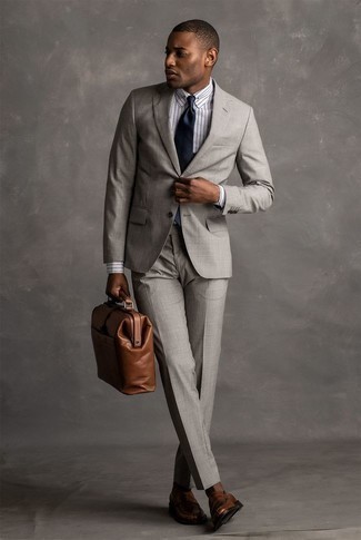 Braune Leder Aktentasche kombinieren – 447 Herren Outfits: Kombinieren Sie einen grauen Anzug mit einer braunen Leder Aktentasche für ein großartiges Wochenend-Outfit. Wählen Sie braunen Leder Slipper, um Ihr Modebewusstsein zu zeigen.