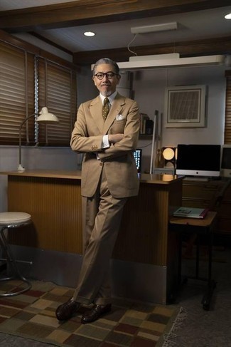 50 Jährige: Braune Leder Slipper kombinieren – 120 Elegante Herren Outfits: Kombinieren Sie einen beige Anzug mit einem weißen Businesshemd, um vor Klasse und Perfektion zu strotzen. Fühlen Sie sich mutig? Wählen Sie braunen Leder Slipper.