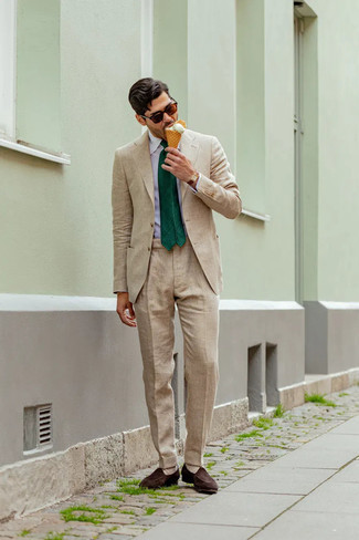 Beige Anzug kombinieren – 875+ Herren Outfits: Erwägen Sie das Tragen von einem beige Anzug und einem hellblauen Businesshemd für einen stilvollen, eleganten Look. Wählen Sie die legere Option mit dunkelbraunen Wildleder Slippern.