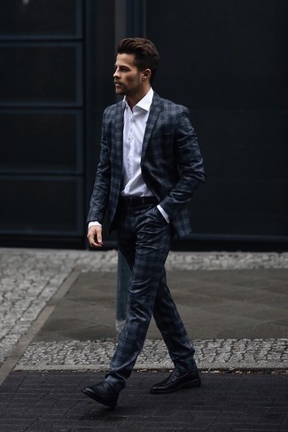 Dunkelblauen Anzug mit Schottenmuster kombinieren – 118 Herren Outfits: Tragen Sie einen dunkelblauen Anzug mit Schottenmuster und ein weißes Businesshemd für einen stilvollen, eleganten Look. Vervollständigen Sie Ihr Look mit schwarzen Leder Slippern.