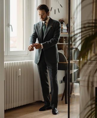 Dunkelgrüne bedruckte Krawatte kombinieren – 111 Sommer Herren Outfits: Kombinieren Sie einen dunkelgrauen Anzug mit einer dunkelgrünen bedruckten Krawatte für eine klassischen und verfeinerte Silhouette. Wenn Sie nicht durch und durch formal auftreten möchten, vervollständigen Sie Ihr Outfit mit schwarzen Leder Slippern. So einfach kann ein tolles Sommer-Outfit sein.