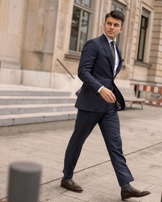 Dunkelgrüne Krawatte mit Paisley-Muster kombinieren – 25 Sommer Herren Outfits: Kombinieren Sie einen dunkelblauen Anzug mit Karomuster mit einer dunkelgrünen Krawatte mit Paisley-Muster für eine klassischen und verfeinerte Silhouette. Wenn Sie nicht durch und durch formal auftreten möchten, komplettieren Sie Ihr Outfit mit dunkelbraunen Leder Slippern. Ein schöner Look für den Sommer.